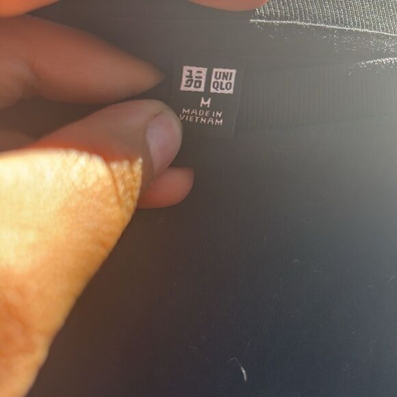 Uniqlo split hem black top - Picture 4 of 4